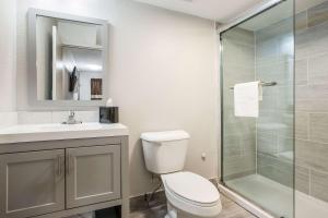 Clarion Pointe East Lansing University Area的一间浴室