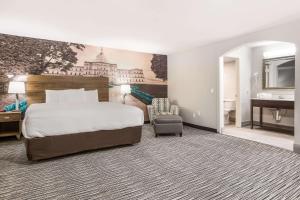 Clarion Pointe East Lansing University Area客房内的一张或多张床位