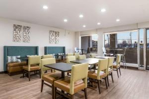 Clarion Pointe East Lansing University Area的休息区