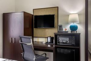A television and/or entertainment centre at Sleep Inn St Robert-Fort Leonard Wood