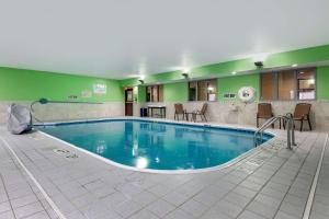 Comfort Inn & Suites Liverpool - Syracuse tesisinde veya buraya yakın yüzme havuzu