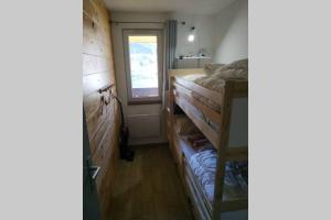 Двухъярусная кровать или двухъярусные кровати в номере Appartement refait à neuf ski pied des pistes à Val louron
