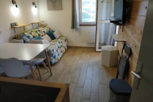 พื้นที่นั่งเล่นของ Appartement refait à neuf ski pied des pistes à Val louron