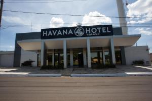 een hania hotelgebouw met een bord erop bij Havana Express in Uberaba