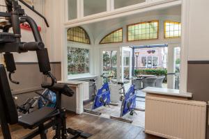 a room with a gym with exercise equipment at Hotel Heerlijkheid Bergen in Bergen