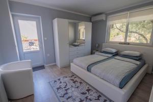 Postel nebo postele na pokoji v ubytování Apartmani Villa Mila