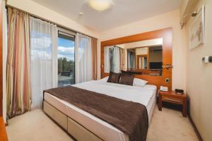 Ένα ή περισσότερα κρεβάτια σε δωμάτιο στο Hotel Podgorica +37 φωτογραφίες
