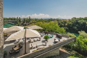 una vista aérea de un patio con sombrillas en Hotel Podgorica en Podgorica