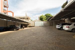 een groep auto's geparkeerd op een parkeerplaats bij Almasty Hotel in Chapecó