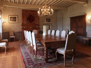 a dining room with a wooden table and chairs at La Maison des Sarrasins in Beynac-et-Cazenac
