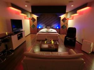 笠間市にあるKasama Shizu ( Love Hotel )のベッドとソファとテレビのある部屋