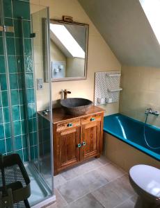 a bathroom with a sink and a bath tub at Paradiesje 3 in Leer