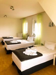 a group of four beds in a room at SUNNYHOME Monteurwohnungen und Apartments nahe Regensburg in Nittendorf