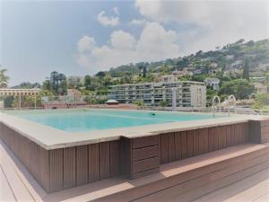 Kolam renang di atau dekat dengan Apt Golfe Juan - 5min des plages - Parking privée - Piscine Rooftop