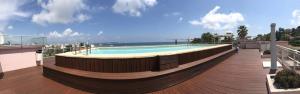 Kolam renang di atau dekat dengan Apt Golfe Juan - 5min des plages - Parking privée - Piscine Rooftop