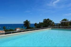 Kolam renang di atau dekat dengan Apt Golfe Juan - 5min des plages - Parking privée - Piscine Rooftop