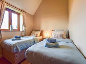 Katil atau katil-katil dalam bilik di Cider House, Oosland Farm