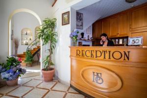 una mujer hablando por teléfono en una peluquería en Hotel Savoia Sorrento, en Sorrento