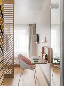 un bureau avec un bureau et une chaise dans l'établissement OKKO Hotels Lille Centre, à Lille