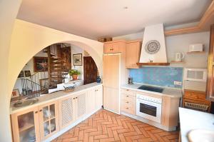 a kitchen with an archway in the middle of it at Nasrid Generalife - Carmen con patio ajardinado y vistas panorámicas in Granada +13 photos