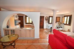 a living room with an archway and a kitchen at Nasrid Generalife - Carmen con patio ajardinado y vistas panorámicas in Granada