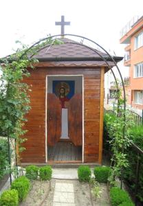 a small wooden chapel with a painting of a cross at Aparthotel Anixi in Obzor +6 photos