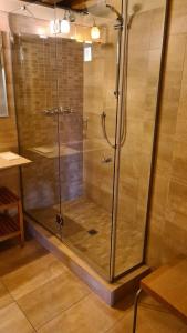 um chuveiro com uma porta de vidro num quarto em Hotel Piazza Vecchia em Bérgamo