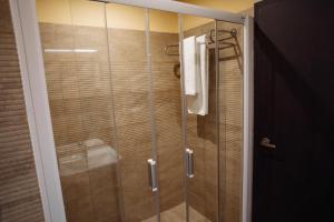 W łazience znajduje się prysznic ze szklanymi drzwiami. w obiekcie Optima Collection Zhytomyr w mieście Żytomierz