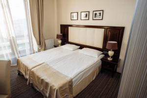 Postel nebo postele na pokoji v ubytování Optima Collection Zhytomyr