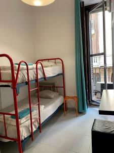 Habitación con 2 literas y ventana en Barbieri Sol Hostel, en Madrid 37 fotos más