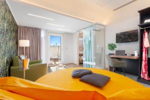um quarto com uma cama amarela e uma sala de estar em Pachamama em Boscotrecase
