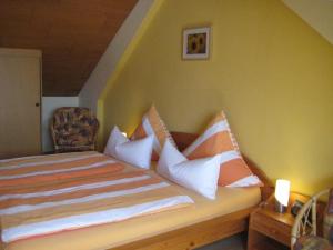מיטה או מיטות בחדר ב-Haus Anja