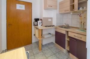 Kuchyň nebo kuchyňský kout v ubytování Navy Apartments