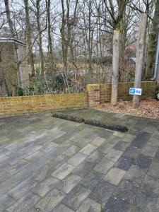 een huis met een bord te koop in een tuin bij Beachhouse Zeewinde in Zoutelande