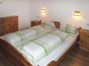 sypialnia z dużym drewnianym łóżkiem z 2 poduszkami w obiekcie Holiday Home Eberharter by Interhome w Mayrhofen +37 zdjęć