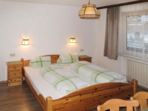 Łóżko lub łóżka w pokoju w obiekcie Holiday Home Eberharter by Interhome