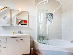 ein Badezimmer mit einer Dusche, einer Badewanne und einem Waschbecken in der Unterkunft Villa Le Cyclamen by Interhome in Courseulles-sur-Mer