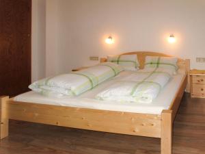 Łóżko lub łóżka w pokoju w obiekcie Holiday Home Eberharter by Interhome