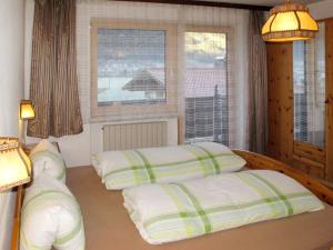 dwa łóżka w pokoju z oknem w obiekcie Holiday Home Eberharter by Interhome w Mayrhofen