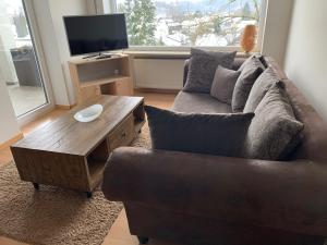 ein Wohnzimmer mit einem Sofa und einem Couchtisch in der Unterkunft Apartment Schmuck in Bad Abbach