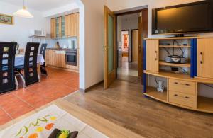 Kuchyň nebo kuchyňský kout v ubytování Navy Apartments
