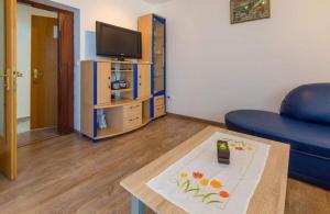 Navy Apartments في جادرانوفو: غرفة معيشة مع أريكة زرقاء وطاولة