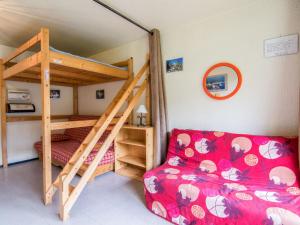 מיטה או מיטות קומותיים בחדר ב-Studio Soyouz Vanguard-10 by Interhome
