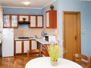 Kuchyňa alebo kuchynka v ubytovaní Apartment Nikol-1 by Interhome