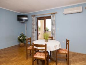 Televízia a/alebo spoločenská miestnosť v ubytovaní Apartment Nikol-1 by Interhome