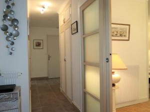 pasillo con puerta corredera de cristal en una habitación en Apartment Les Glénans - CCN113 by Interhome, en Concarneau