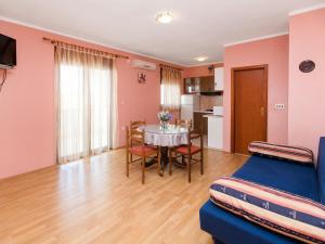 una camera con letto e tavolo e una cucina di Apartment Nikol - CKV122 by Interhome a Crikvenica