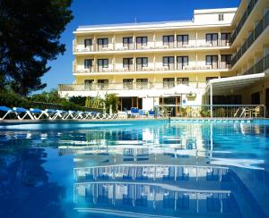 a view of the hotel from the pool at Hotel Condemar in Portopetro