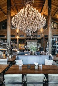 a large dining room with a large chandelier at Skigaarden in Hemsedal