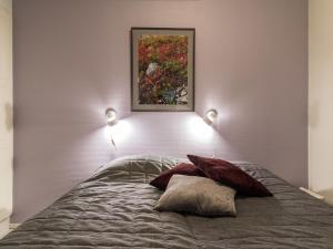 レヴィにあるHoliday Home Levi star 915 by Interhomeのベッドルーム1室(壁に絵画が描かれたベッド1台付)